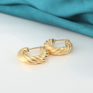 Yunnique Boucles d'oreilles créoles plaquées or 18 carats en acier titane, bijoux de fête géométriques ronds - Product Image 4