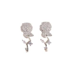 Regalo de San Valentín para tu novia: nuevos pendientes de rosas inspirados en el jardín de Monet y un conjunto de collar de camelias etéreas - Product Image 5