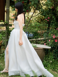 Robe de mariée légère de style français, Robe de mariée sans bretelles en dentelle pour extérieur, Robe de mariée en satin à traîne, Robe de cérémonie blanche - Product Image 2