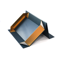 Boîte cadeau rigide de luxe en bleu foncé avec structure intérieure dorée, boîte durable et pliable pour offrir des cadeaux haut de gamme