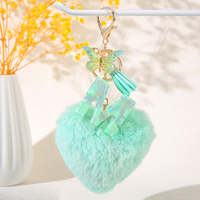 Nouveau vert coeur forme boule de poils lettre porte-clés en gros goutte sequin 26 lettre porte-clés femmes sac à dos accessoires