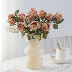 Bouquet de roses artificielles en soie, design à bords brûlés, pour la décoration de la maison, table basse, décorations de la Saint-Valentin - Product Image 3