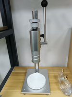 Machine de capsulage semi-automatique manuelle pour le capsulage de parfums, adaptée aux matériaux plastiques et en papier