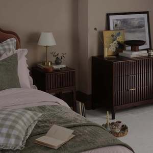 โต๊ะข้างเตียงที่มีเอกลักษณ์แบบพรีเมี่ยมพร้อมพื้นผิวไม้หรูหราการออกแบบที่ทันสมัยและการจัดเก็บที่กว้างขวางสำหรับการทำงานในห้องนอน - Product Image 5