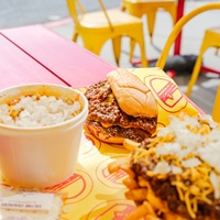 Ensemble de solutions d'emballage pour la restauration rapide avec logo personnalisé : sacs en papier, boîtes à hamburgers, boîtes à frites, gobelets à soda et récipients à sauce