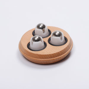 Masajeador de rodillo redondo de madera de tres bolas con bolas magnéticas de acero al carbono - Product Image 1
