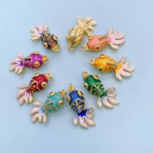 Pendentif <span class=keywords><strong>poisson</strong></span> <span class=keywords><strong>rouge</strong></span> coloré bricolage océan dessin animé gouttelettes 18K or <span class=keywords><strong>poisson</strong></span> pendentif collier en gros - Product Image 3