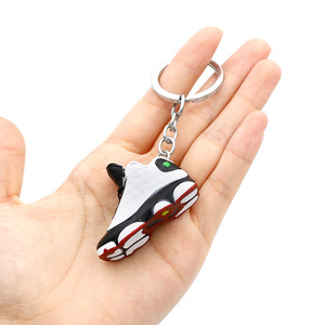 Porte-clés en PVC en forme de chaussure A5, blanc et noir, créatif, accessoire de jouet souvenir, vente en gros, nouveauté, best-seller - Product Image 4