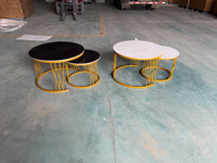 Table basse au design moderne et luxueux, plateau en marbre de 70 cm/27,6 pouces avec base circulaire dorée et table d'appoint de 50 cm/19,7 pouces