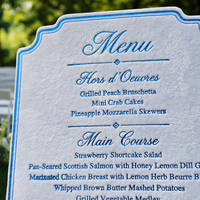 Carte de menu de restaurant personnalisée de luxe, découpée au laser, avec impression en relief, papier estampé à la feuille d'argent bleue, carte de menu de mariage en velours avec pompon