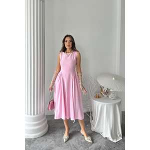 Robe de cocktail mi-longue en lin rose avec côtés froncés, vente en gros - Product Image 3