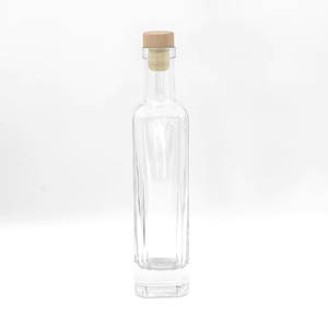 Venta al por mayor Oso <span class=keywords><strong>de</strong></span> agua <span class=keywords><strong>Whisky</strong></span> personalizado Alcohol 330ml 750ml <span class=keywords><strong>Compra</strong></span> <span class=keywords><strong>de</strong></span> botellas y tarros <span class=keywords><strong>de</strong></span> cristal con tapa - Product Image 1