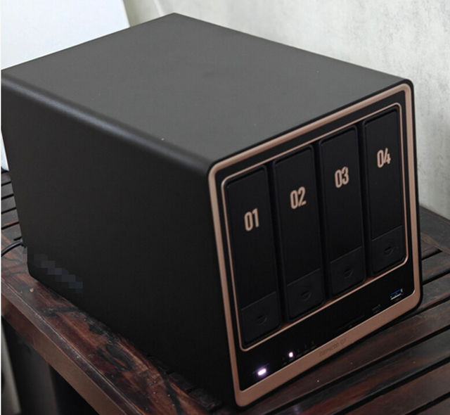 U-GREEN DXP4800 GT 8GB 4-Bay Desktop NAS Storage AMD Ryzen Embedded R2514 Dual 10GbE Ethernet Ports in Stock