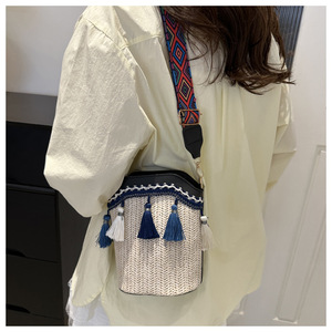 <span class=keywords><strong>Sac</strong></span> de style ethnique tissé d'<span class=keywords><strong>herbe</strong></span> pour l'été des femmes nouveau <span class=keywords><strong>sac</strong></span> à bandoulière unique tissé à pompon décontracté - Product Image 6