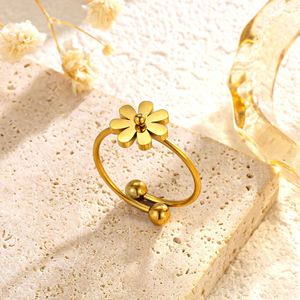 ชุดเครื่องประดับทอง 18K PVD สแตนเลสสตีล ลายดอกเดซี่ ประกอบด้วยสร้อยคอ ต่างหู และแหวน |   ของขวัญเครื่องประดับกันน้ำสำหรับผู้หญิงที่ไม่ก่อให้เกิดอาการแพ้ - Product Image 6