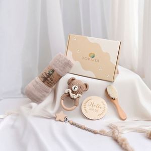 Coffret Cadeau Naissance Essentiels : Couverture en Mousseline de Coton, Hochet de Dentition pour Bébé, Carte Étapes de Bébé, Ensemble de Jouets en Bois - Product Image 4