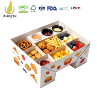 Kartonnen snackplank met compartimenten voor gefrituurde kip, friet, fruit, koekjes, sauzen en feestcatering