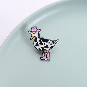Süße Pins: Rosa Kuh, Cowgirl, Ente Emaille-Pin, Western-Ente, Cowboy-Stiefel, Lustige Gans, Tier-Brosche, Anstecknadel, Witziger Schmuck - Product Image 4