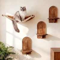 Arbre à chat mural de luxe en bois massif avec plateforme arquée, hamac et lit pour le sommeil et le jeu du chat, emballage carton, toutes saisons