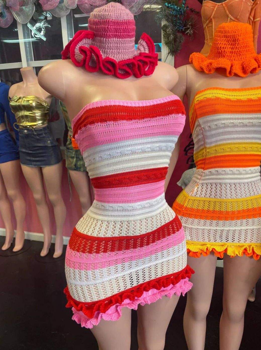 สีกุหลาบแดงแนวนอนจับคู่ [หมวก]]