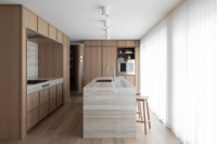 Meubles de cuisine VERMONHOUZZ sur mesure en bois clair avec îlot en travertin et design minimaliste pour cuisine