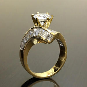 Anello da Donna in Oro Massiccio 18K con Diamante Taglio Brillante Rotondo Colore G e Pietre Laterali Naturali a Baguette - Gioiello di Fidanzamento - Product Image 6