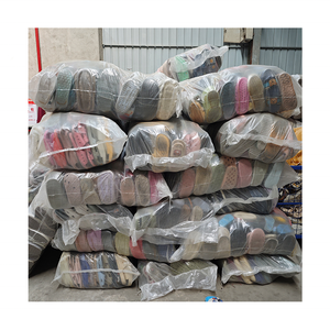 Vente de gros Pantoufles d'occasion haut de gamme pour hommes et femmes Tongs d'intérieur pour femmes Tongs d'été bon marché Achat en gros - Product Image 1