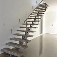 Escalier moderne personnalisé en tube carré avec surface antidérapante, garde-corps en verre et main courante en fer pour usage résidentiel intérieur
