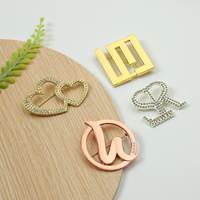 Production rapide de badges en métal personnalisés, badges en émail de luxe avec dos de sécurité pour la mise en valeur de la marque