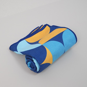 Toalla de playa de microfibra de 70x140 cm de secado rápido con diseño abstracto para natación, fitness y uso en la playa - Product Image 1