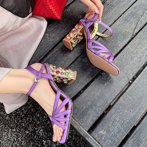Sandales de luxe pour femmes à talons épais dorés, ornées de diamants colorés, avec brides croisées et boucles à la cheville - Product Image 1