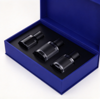 Boîte cadeau pour parfum bleue à couvercle rabattable avec 3 flacons et insert en mousse noire