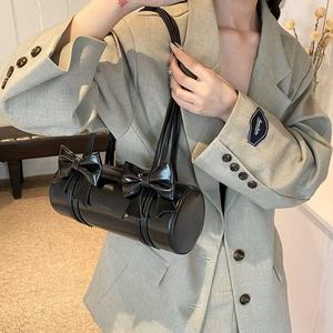 Mini bolso de cuero brillante con asa superior de lazo 3D y bolso de hombro - Product Image 5