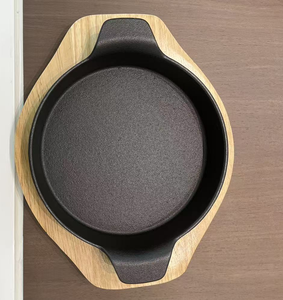 Poêle à steak de forme ronde pour restaurant Assiette grésillante en fonte avec socle en bois de chêne - Product Image 2