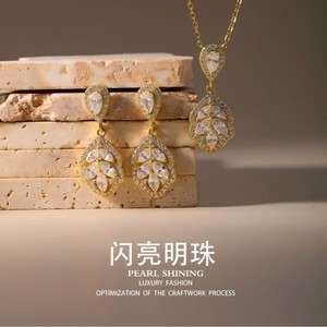 Ensemble de boucles d'oreilles et collier en perles brillantes, en alliage de cuivre plaqué or, en forme de goutte d'eau, bijoux de fête, mode de luxe pour femmes - Product Image 1