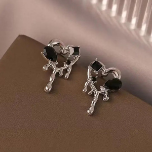 Orecchini a perno a forma di cuore sciolto da donna, gioielli per l'orecchio alla moda, carini e minimalisti - Product Image 3