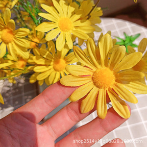 Fleurs artificielles Haoche Daisy en soie blanches et jaunes pour décorations de mariage - Product Image 2
