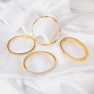 Pulseras Delicadas de Alta Calidad al por Mayor, Brazaletes de Moda Chapados en Oro de 18K, Brazaletes Hipoalergénicos para Mujer con Concha Blanca - Product Image 3