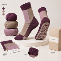 Chaussettes fantaisie à blocs de couleurs pour festival, prune taupe, en coton et élasthanne, motif artistique répétitif, avec bord tricoté, talon et bout renforcés