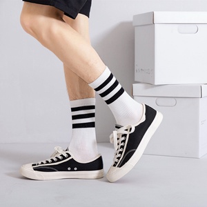 Studenti universitari giapponesi coreani <span class=keywords><strong>a</strong></span> tre strisce che praticano lo skateboard in bianco <span class=keywords><strong>e</strong></span> nero su calzino di tendenza - Product Image 3