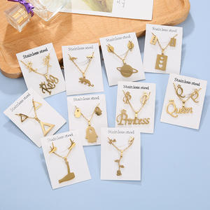 Set di orecchini e collana in acciaio inossidabile con catena di fascino - Product Image 1