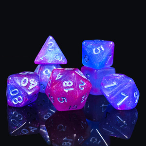 Prix <span class=keywords><strong>de</strong></span> gros Paillettes Violet <span class=keywords><strong>et</strong></span> Bleu Mélange Couleur Aurora <span class=keywords><strong>Jeu</strong></span> <span class=keywords><strong>de</strong></span> dés avec coin rond pour <span class=keywords><strong>Donjons</strong></span> <span class=keywords><strong>et</strong></span> <span class=keywords><strong>Dragons</strong></span> Jeux Jouets - Product Image 1