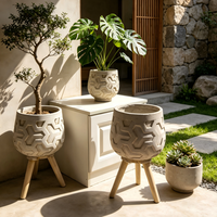 Pot Tanaman Serat Geotekstil Bertekstur Geometris dengan Dudukan Tripod Kayu Desain Minimalis Modern untuk Interior Rumah