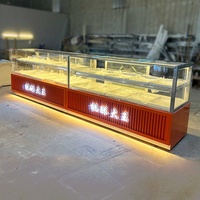 Maßgefertigte Luxus-Bäckereivitrine mit LED-Beleuchtung, Robuste Umweltfreundliche Langlebige 3-stufige Glas/Plexiglas-Vitrine für Einzelhandelsgeschäfte
