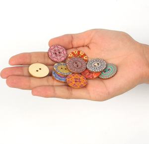 بسعر الجملة 10-15 من أزرار زهور خشبية مستديرة كلاسيكية-أزرار للملابس - Product Image 3