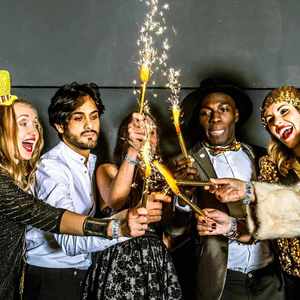 Pulseras Holográficas VIP para Conciertos con Logotipo Personalizado, Color Dorado y Azul Brillante, Pulsera Desechable - Product Image 5