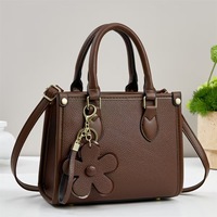 Nouveau Sac Fourre-tout Tendance en Cuir Végétalien avec Pendentif, Sacs à Main de Luxe pour Femmes