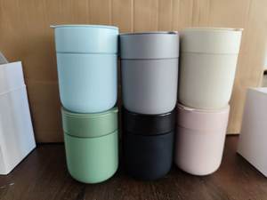 | En déplacement | Tasses à café personnalisées minimalistes en céramique réutilisables Cup Porter avec couvercle manchon de protection en silicone, blush 12 onces - Product Image 1