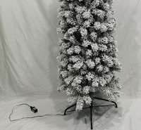 Sapin de Noël artificiel floqué pré-éclairé, sapin de Noël mince floqué de neige avec lumières LED chaudes pour la décoration des fêtes