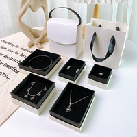 Boîte cadeau en papier blanc de luxe pour bague, collier, bijoux, bracelet, emballage avec logo personnalisé, gaufrage avec revêtement UV, manipulation de l'impression